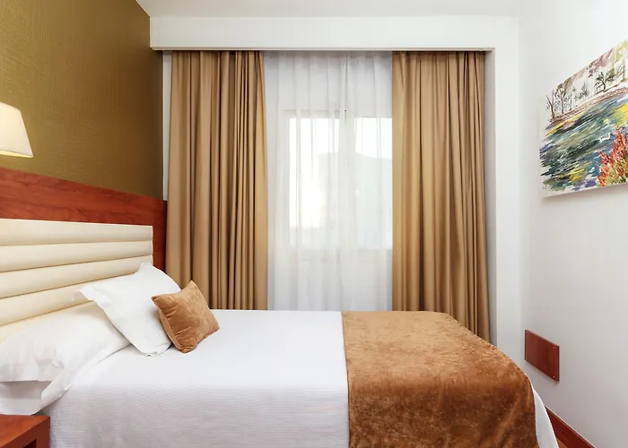 Monte Triana Отель Севилья